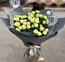 Букет Белые кустовые розы Солинеро в Исянгулово
