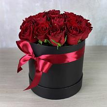 Цветочная композиция из Розы в шляпной коробке в Исянгулово